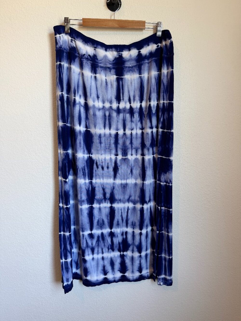 Chico's Zenergy Tie Dye Maxi Skirt Blue White Rayon Stretch Slit Size 3 XL - Picture 2 of 7